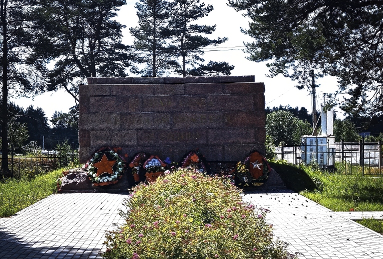 Братское кладбище советских воинов, погибших в 1941-1944 гг., где захоронены Герой Советского Союза летчик Галкин Михаил Петрович (1917-1942) и генерал Советской Армии Окунев П. А. (1895-1943), нач. артиллерии 4-ой армии советских войск